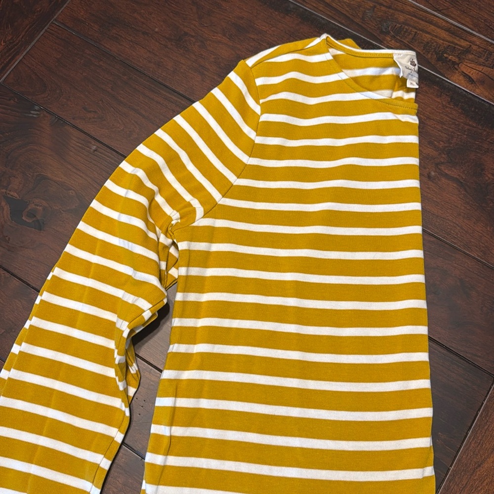 Betsey’s Boutique Long Sleeve Gold and white stripe long sleeve NEW